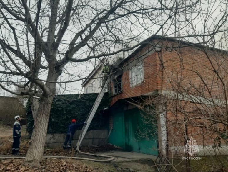Три человека пострадали во время пожара в керамическом заводе в Лабинске