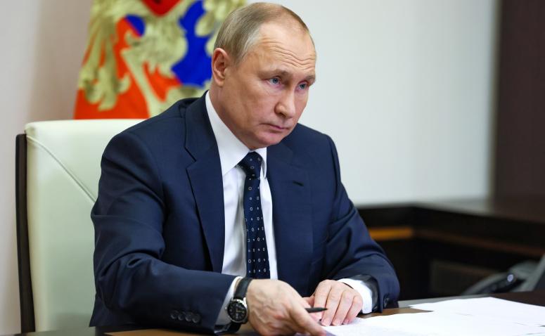 Владимир Путин поручил проиндексировать зарплаты бюджетникам в январе