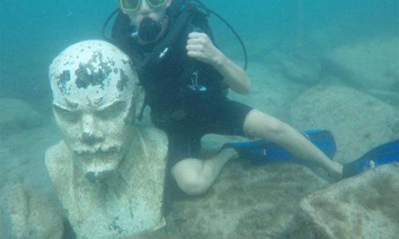 Школьники-дайверы нашли гигантский бюст Ленина на дне моря в Анапе
