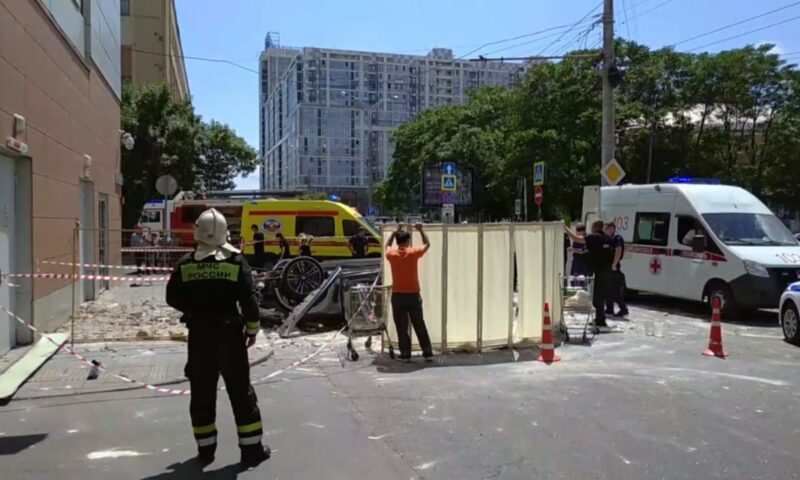 Водителя и пассажиров упавшего с парковки ТРЦ в Краснодаре BMW спасти не удалось