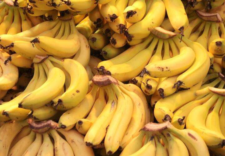 Бананы полезны для сердца, рассказал гастроэнтеролог