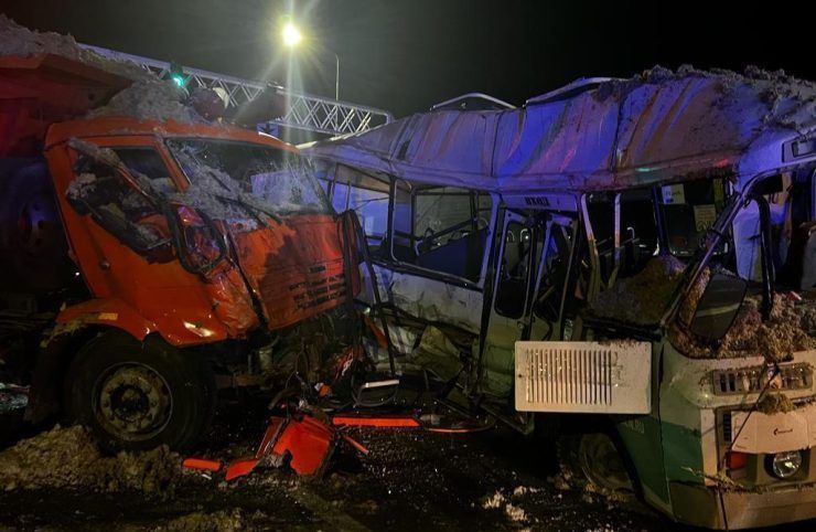 Пассажир автобуса погиб в ДТП с КамАЗом в Армавире