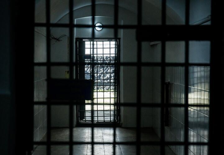 В российском городе отец избил 17-летнюю дочь и вытолкнул ее из окна четвертого этажа