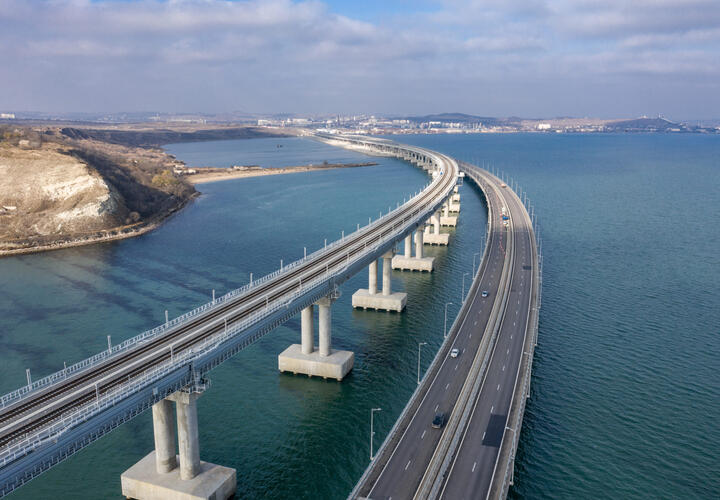 По восстановленной части Крымского моста пустили транспорт