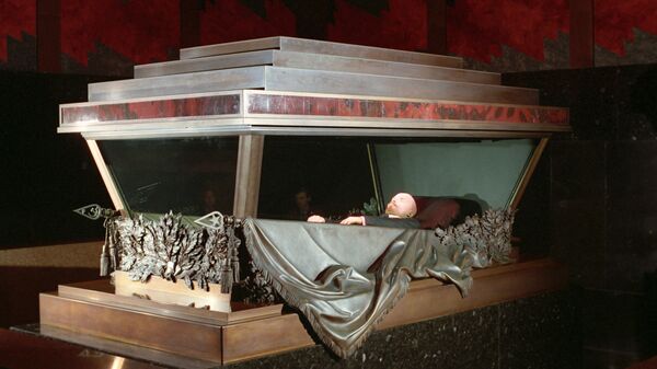 Неадекватный мужчина пытался похитить тело Ленина из мавзолея