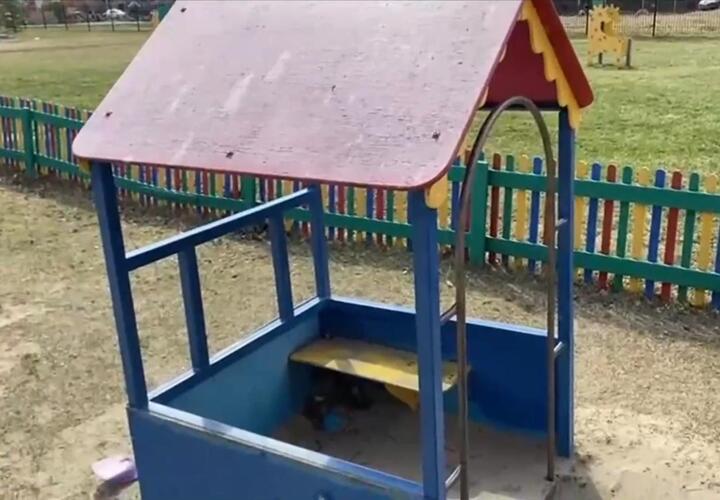 В игровом домике детского садика обнаружили мертвого ребенка