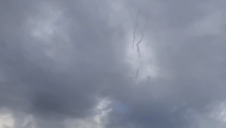 Взрывы и инверсионные следы в небе над Ростовом: губернатор сообщил о поражении воздушных целей в зоне СВО