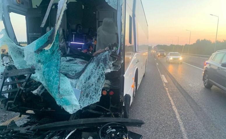 В Ростовской области пассажирский автобус, ехавший в Дивноморск, врезался в грузовик