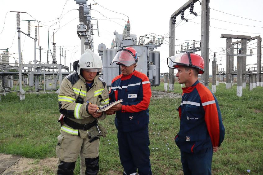 Совместную противопожарную тренировку провели энергетики и спасатели на подстанции «Родниковская» в Курганинском районе 