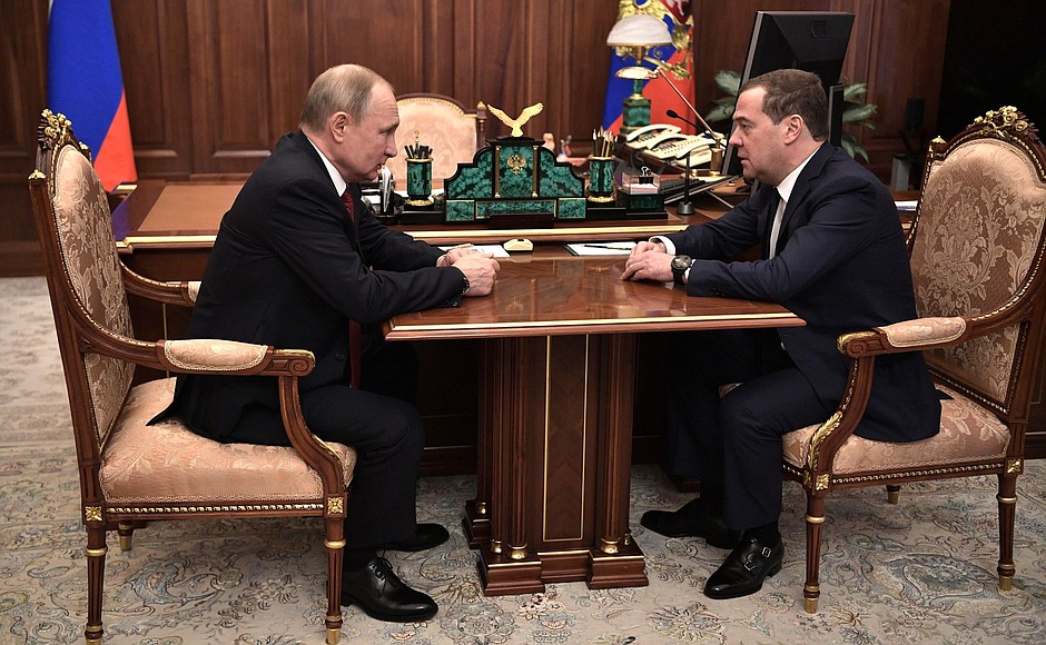Путин назначил Медведева зампредом военно-промышленной комиссии РФ