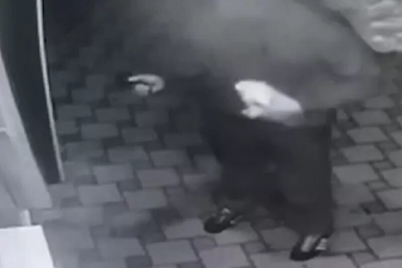 В Мостовском районе мужчина угрожал бармену кафе пистолетом из-за медленного обслуживания