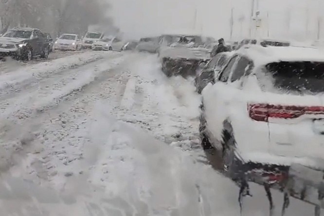 Пробка из-за снегопада в Ростовской области сократилась до 30 км, в ней застряли болельщики «Локомотив-Кубань»