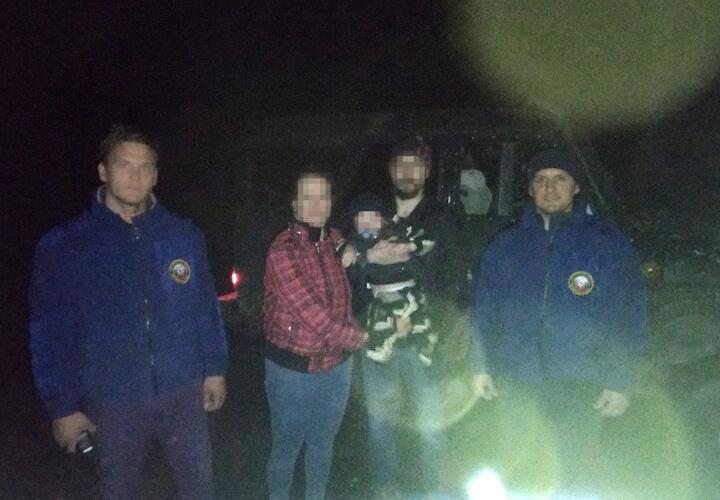 В Мостовском районе на лесной дороге застрял «УАЗ» с маленьким ребенком