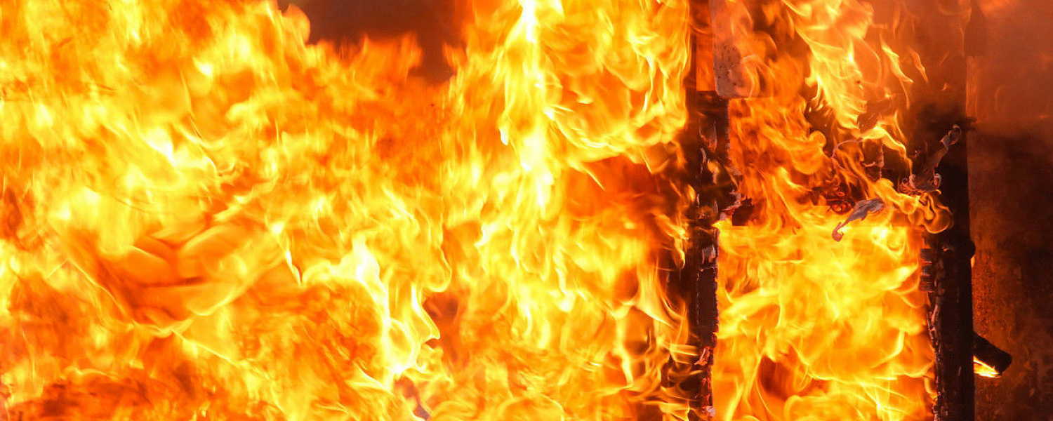 Огромный пожар полыхал на хлебозаводе в станице Вознесенская