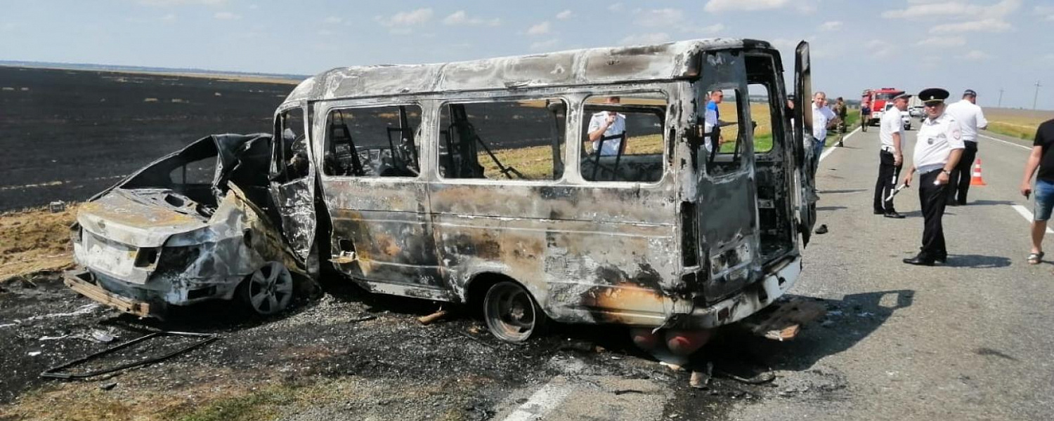 Шесть человек погибли и шесть пострадали в ДТП с маршрутном такси в Ставропольском  крае - подробнее на сайте Labaved.RU