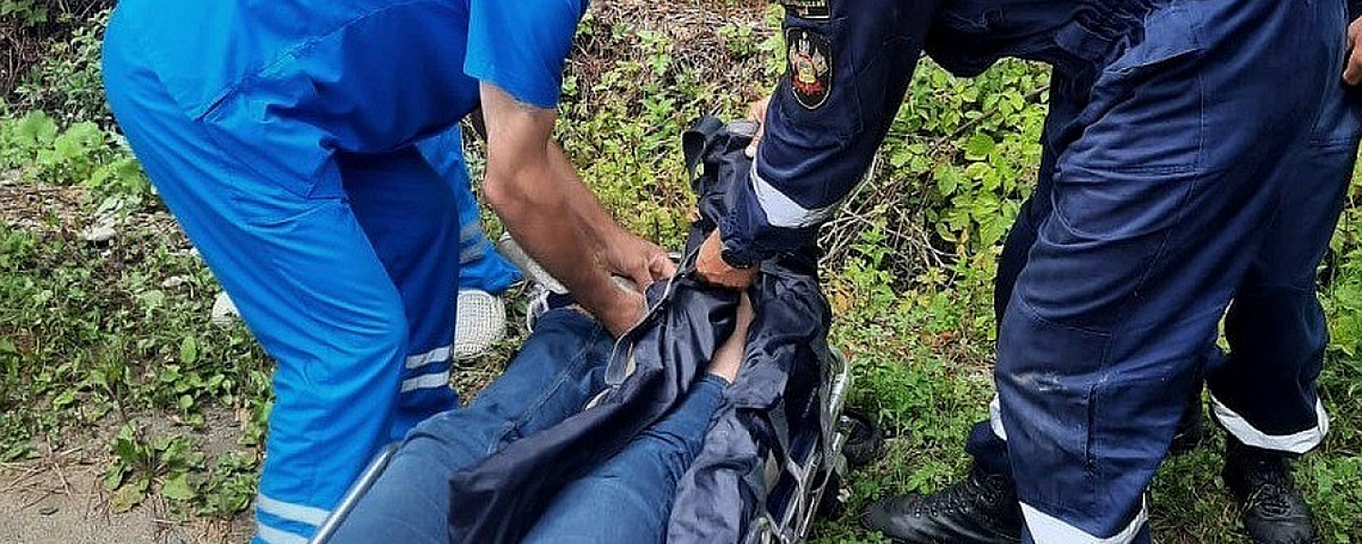Спасатели эвакуировали туриста с травмой ноги в Мостовском районе Кубани  