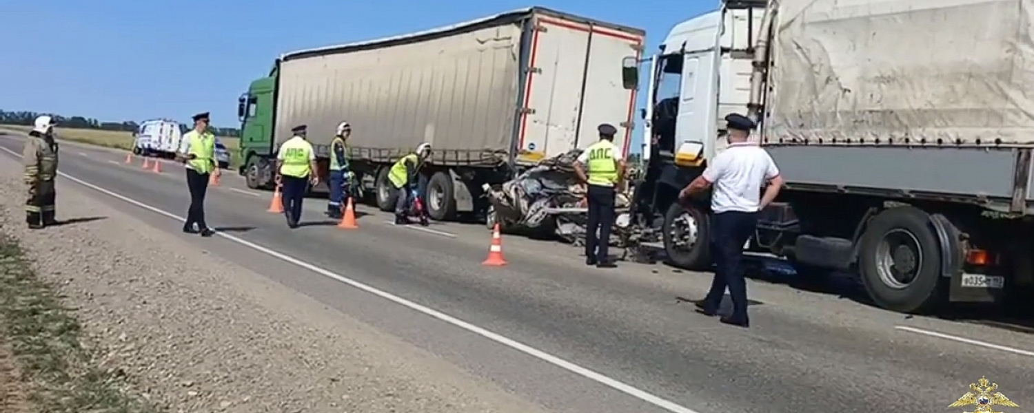 Зажало между фурами: пять человек погибли в аварии в Краснодарском крае