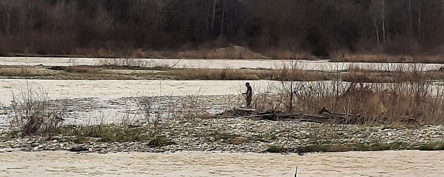 В Лабинске неадекватный мужчина застрял на острове на реке Лаба